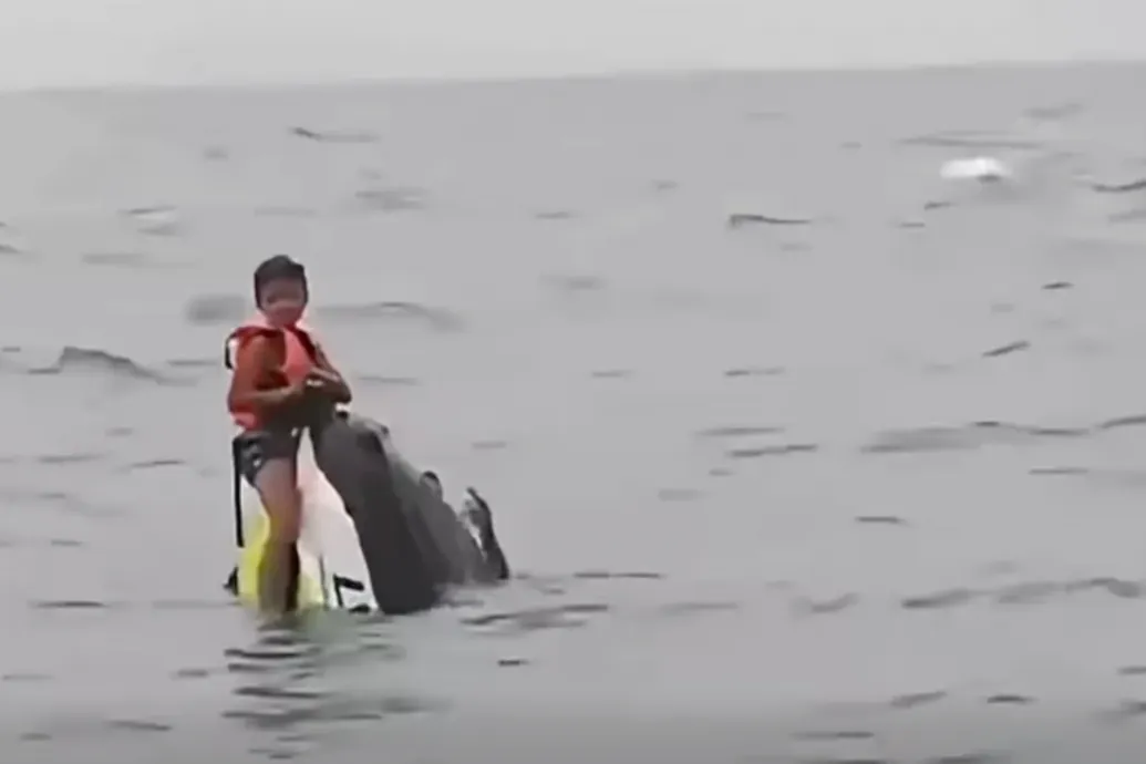 16 órán át kapaszkodott a felborult jet-skibe két kisfiával a nyílt vízen egy apa Thaiföld partjainál