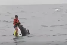 16 órán át kapaszkodott a felborult jet-skibe két kisfiával a nyílt vízen egy apa Thaiföld partjainál