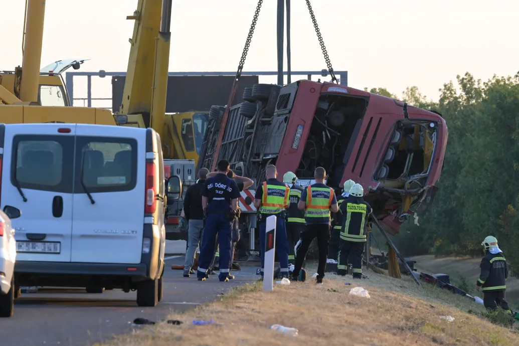 Lengyel rendszámú busz borult fel hajnalban az M3-ason, többen meghaltak
