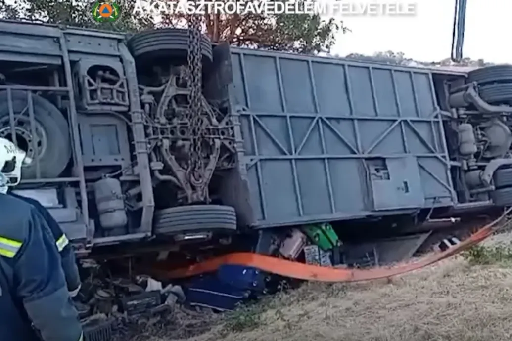 Videó a mentésről: a tűzoltók csörlőzéssel és darukkal emelték ki az árokból az M3-ason felborult lengyel buszt