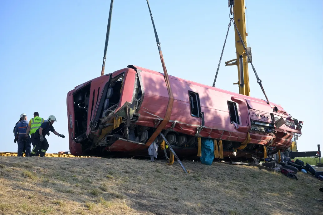 Magyar Péter és Karol Nawrocki is részvétét fejezte ki a halálos buszbaleset áldozatainak