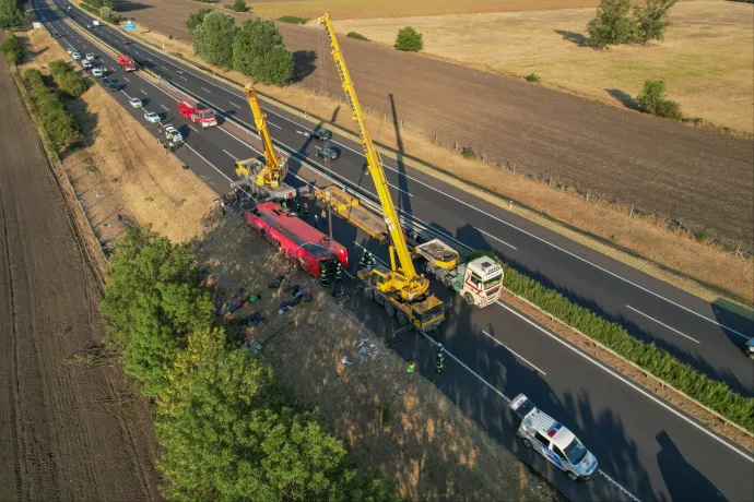 Őrizetbe veszik a sofőrt, lengyel zarándokok utaztak hazafelé az M3-ason árokba borult buszon
