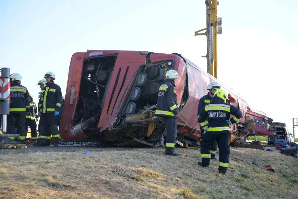 Egy túlélő szerint másodpercek alatt történt a lengyel buszbaleset az M3-ason