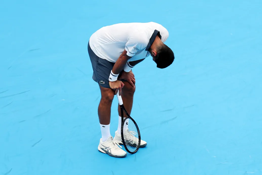 Djokovic térdre rogyott, a törölközőjébe hányt, majd kiesett a cincinnati tenisztornáról