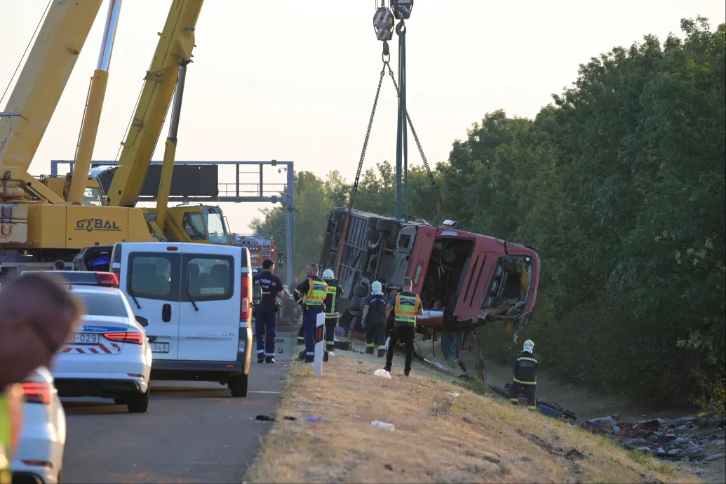 Saját magát, húgát és egy férfit is kihúzott a felborult busz roncsai alól egy lengyel nő
