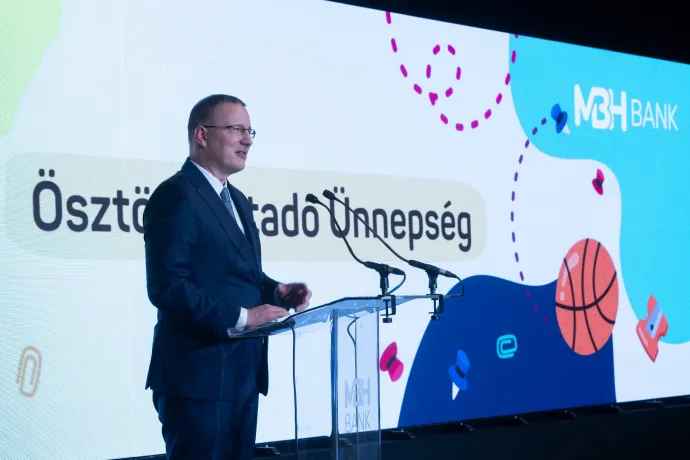 32 év után szüntetett meg az MBH Bank egy mélyszegénységben élő gyereket támogató ösztöndíjprogramot