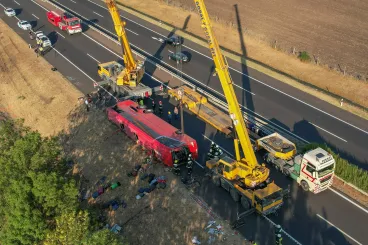 Másodpercekre hunyhatta le a szemét a buszsofőr, tizenketten haltak meg miatta