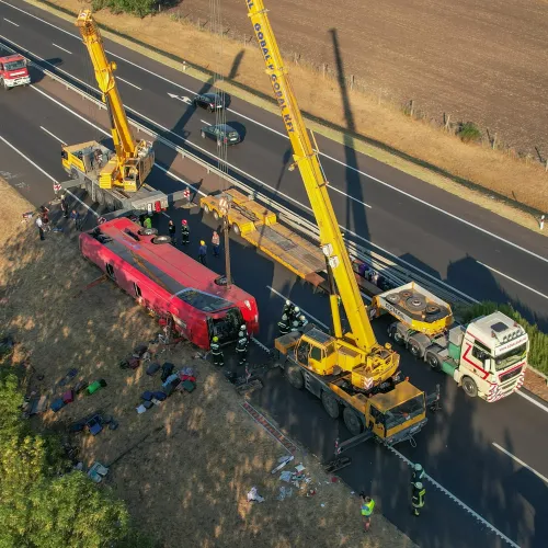 Másodpercekre hunyhatta le a szemét a buszsofőr, tizenketten haltak meg miatta