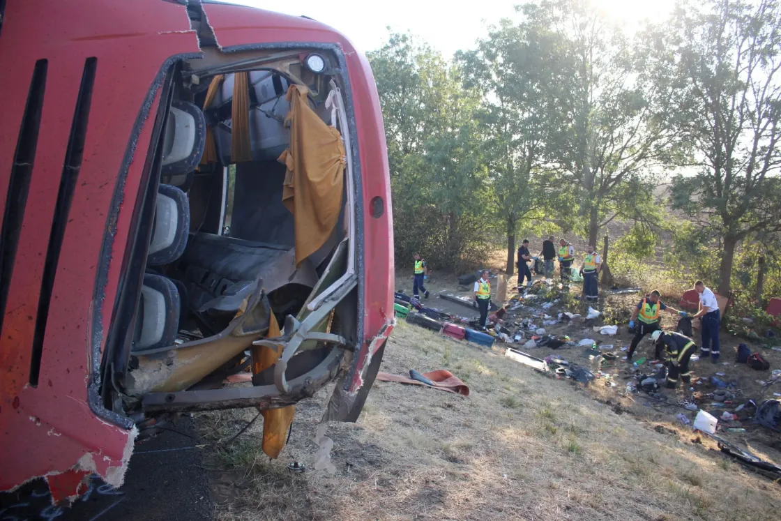 Másodpercekre hunyhatta le a szemét a buszsofőr, tizenketten haltak meg miatta