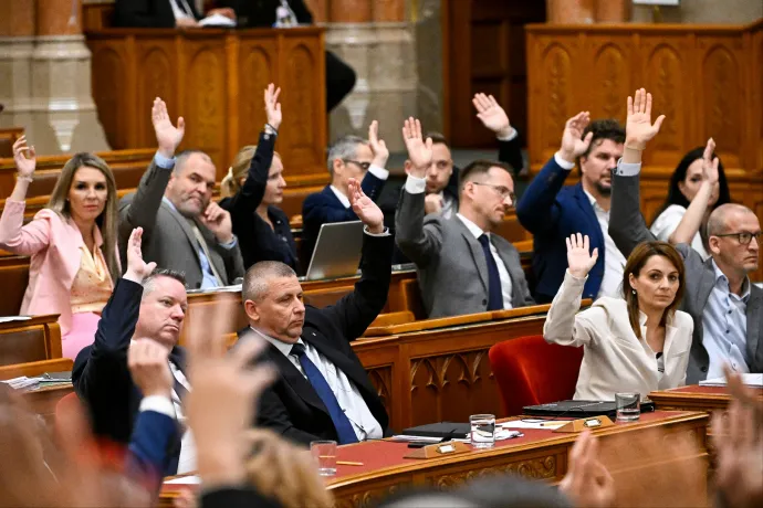 Minden képviselőnek csökkent a fizetése júliusban, egyedül Kulcsár Krisztián járt jól
