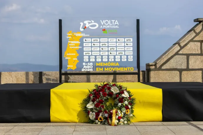 A Finley Tarling emlékére elhelyezett koszorú a Volta a Portugal kerékpárversenyen – Fotó: Miguel Lemos / AFP