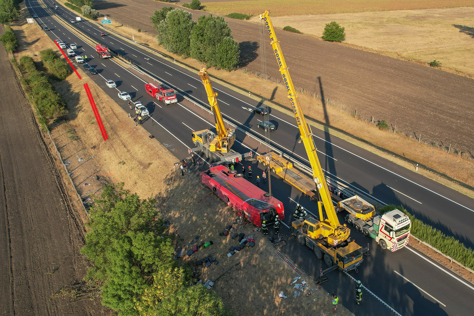 A fotón villogó piros vonalak jelzik a busz mozgását az úttest és az árok közt – Fotó: Máthé Zoltán / MTI