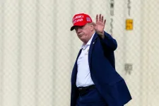 Trump azzal fenyegetőzött, hogy szétbombázná Ománt, ha az ország az iráni háború befejezésének útjába állna