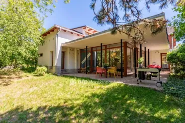 A címlapról a piacra: eladó az új Lakáskultúrában bemutatott solymári villa
