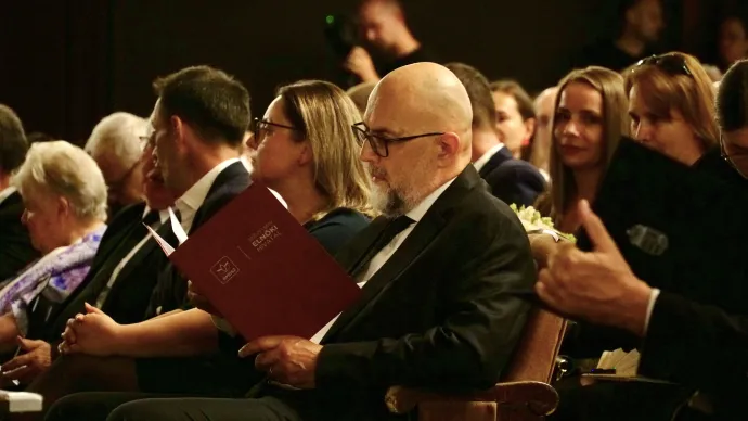 Kelemen Hunor beszédét bújja a kezdés előtt, mellette Oláh Emese alpolgármester és Csoma Botond képviselő. A gála műsorvezetői: Forrai Szerénke és Farkas Lóránd – Fotók: Kiss Botond / Transtelex