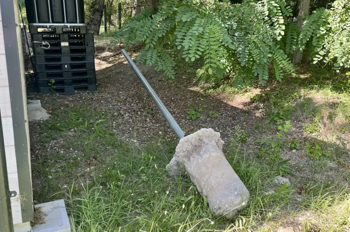 A fürdést tiltó tábla oszlopa kidöntve – Fotó: Kovács Pál / Telex