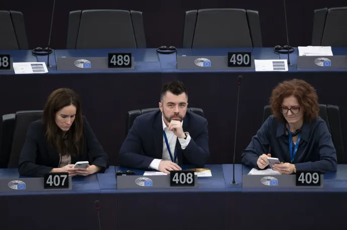 Dávid Dóra, Kulja András és Gerzsenyi Gabriella, a Tisza Párt EP-képviselői az Európai Parlament plenáris ülésén, Strasbourgban, 2024. november 28-án – Fotó: Bodnár Boglárka / MTI