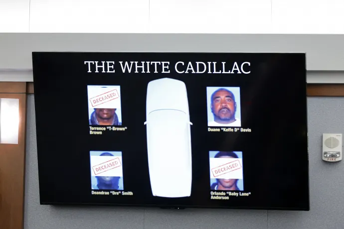 A fehér Cadillac utasait bemutató illusztrációt mutatnak be egy képernyőn a tárgyalás alatt – Fotó: Steve Marcus / Pool / Reuters