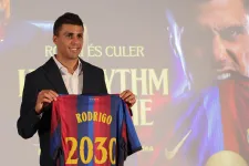 A Barcelonához igazolt az aranylabdás spanyol futballista