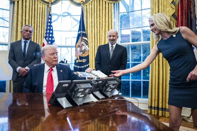 Natalie Harp egy nyomtatott papírt ad át Donald Trump amerikai elnöknek a Fehér Házban, 2025 február 25-én. Fotó: Jabin Botsford / The Washington Post / Getty Images