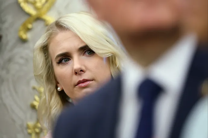 Natalie Harp, az „élő nyomtató” – Trump rejtélyes szőke asszisztensével van teli az amerikai sajtó