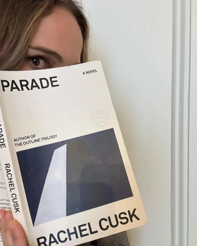 Natalie Portman Cusk egyik könyvével – Fotó: Natalie Portman / Instagram