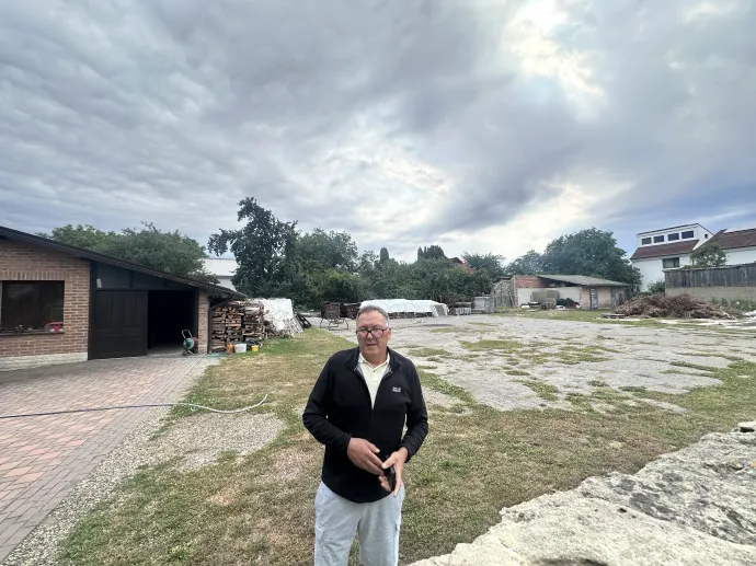 Kézdivásárhely Józsiás parkjánál húzódik a Béke utca, ahol Imbrea Eusebiu megvásárolta az egykori piarista házat és a hozzá tartozó telket. A Fenyves utca elején végig vonuló hatalmas telken épülne meg a tömbház is, ami most részben üresen áll – Fotó: Tőkés Hunor / Transtelex