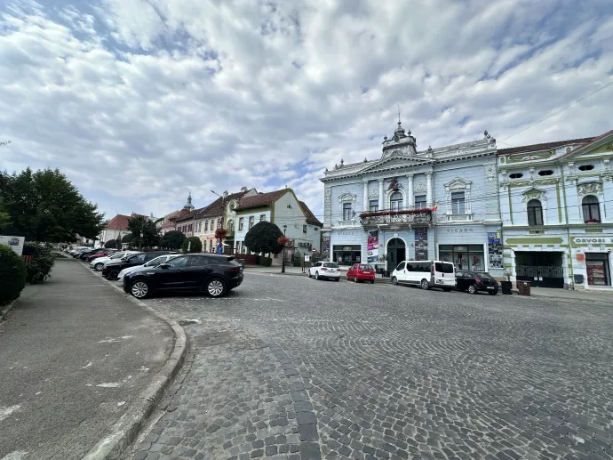 Kézdivásárhely főterén a Vígadó épülete – Fotók: Tőkés Hunor / Transtelex