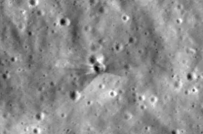 A NASA fotóin látszik, hogy mekkora krátert ütött a Holdon a nemrég becsapódott SpaceX-rakéta
