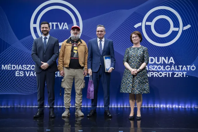 Papp Dániel, az MTVA vezérigazgatója, Németh Zsolt, az MTVA hírigazgatója, Joó Csaba, az év riportere és Altorjai Anita, a Duna Médiaszolgáltató Nonprofit Zrt. vezérigazgatója az MTVA óbudai székházában tartott díjátadó ünnepségen, amelyen kiemelkedő munkatársait díjazta a közmédia, 2025. március 11-én – Fotó: Bodnár Boglárka / MTI