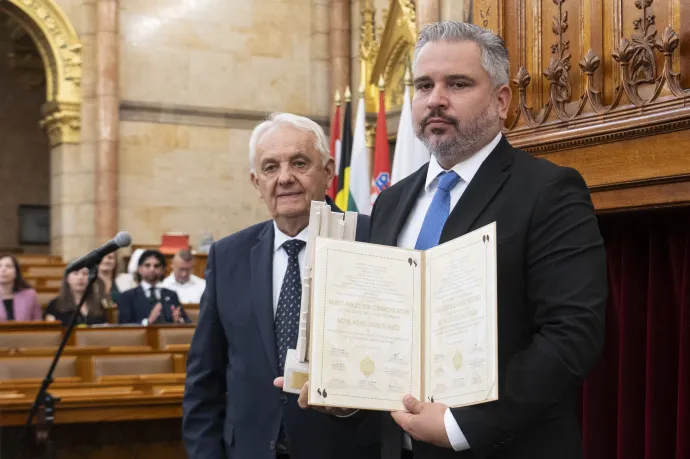 Illés Béla, az MTVA Hírigazgatóságának csatornaigazgató-helyettese a Hírigazgatóság nevében átveszi a Kommunikációért Nívódíjat Latorcai Jánostól, az Országgyűlés alelnökétől, a pályázat fővédnökétől az Érték és Minőség Nagydíj Pályázat díjátadó ünnepségén, az Országház felsőházi termében, 2024. szeptember 12-én – Fotó: Szigetváry Zsolt / MTI