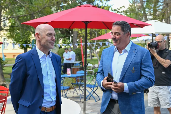 Kálnoki-Kiss Attila sportért felelős államtitkár és Gyulay Zsolt, a Magyar Olimpiai Bizottság elnöke a Sportági körkép 2 évvel a Los Angeles-i olimpia előtti című sajtóeseményen a MOB székháza mögött, a Magyar Testnevelési és Sporttudományi Egyetem parkjában 2026. július 10-én – Fotó: Illyés Tibor / MTI