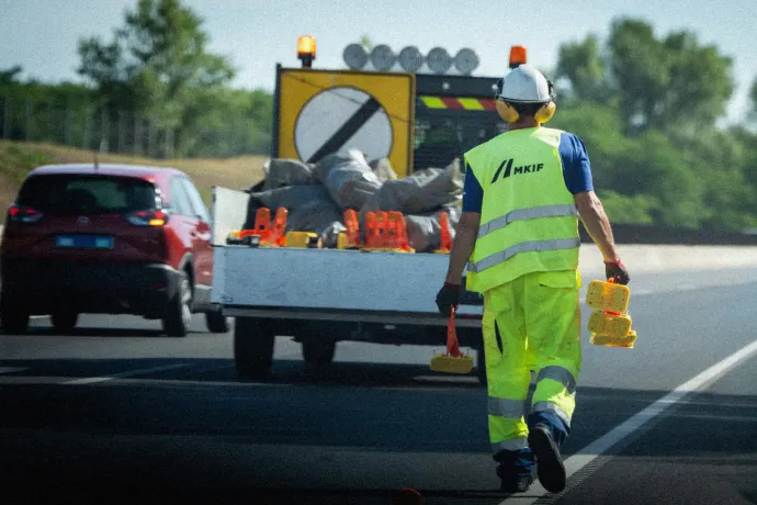 Lázár János kapott egy papírt három lehetőséggel, és az elsőre azt írta, hogy „Nem!”. Most jön a százmilliárdos szerződésbontás
