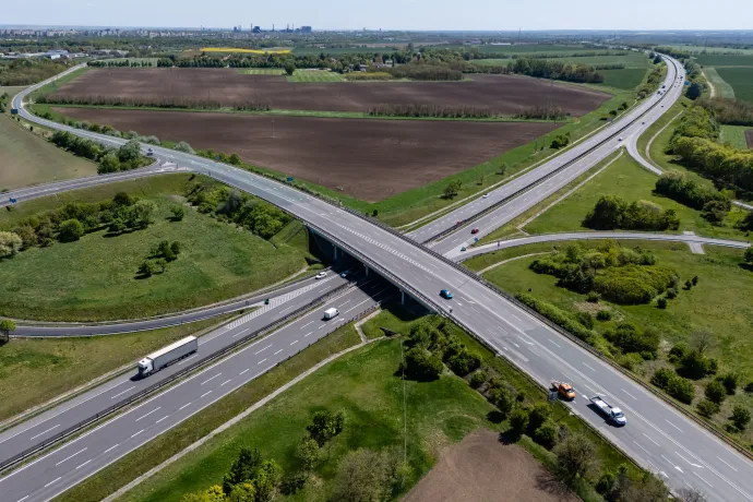 Az M6-os autópálya Dunaújvárosnál – Fotó: Vasvári Tamás / MTI