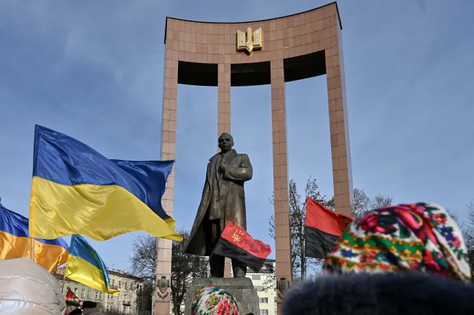 Sztepan Bandera szobra Lviv városában. Ukrajnában nagyságrendileg 40-45 szobrot vagy emlékművet találtam, ami nevét viseli. A területi elhelyezkedés szintén sokatmondó: a szobrok szinte mind, kivétel nélkül Nyugat-Ukrajnába helyezkednek el, ezek közel fele Lviv megyében található – Fotó: Anastasiia Smolienko / NurPhoto / AFP