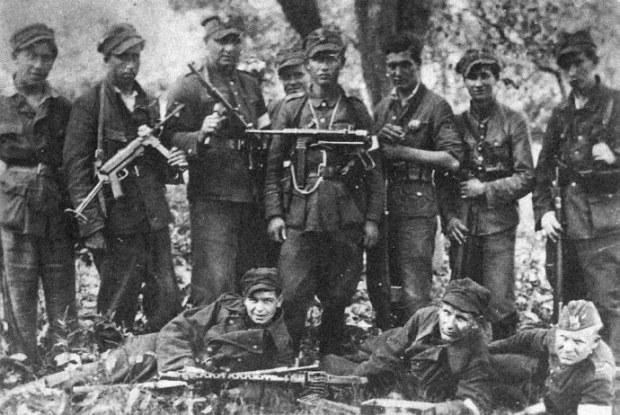 A lengyel ellenállás, az Armija Krajowa csoportképe 1944-ből. A német megszállóktól zsákmányolt fegyverek mellett még jól kivehető a jellegzetes lengyel katonai sapka: a Rogatywka – Fotó: National Digital Archive / Volhyniamassacre.eu
