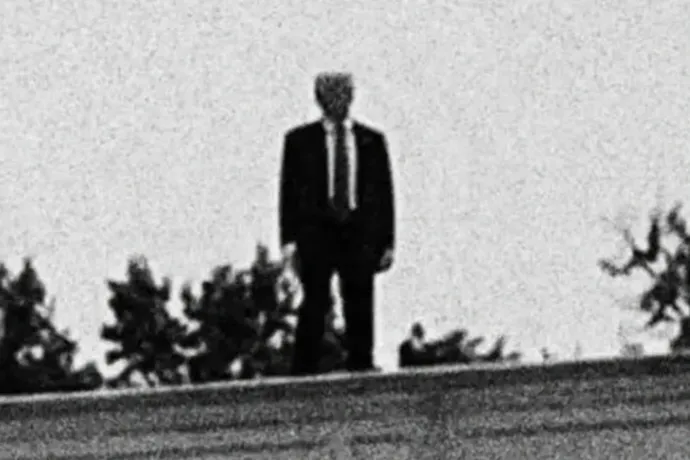 Trump szemcsés, fekete-fehér sziluettjével hirdeti a Fehér Ház, hogy megugrott a deportálások száma