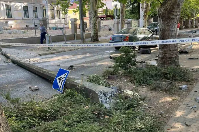 A becsapódástól kidőlt egy villanyoszlop – Fotó: OKF