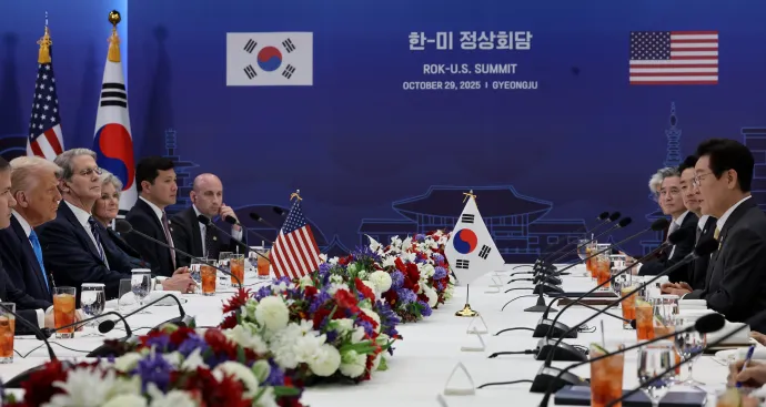 Donald Trump amerikai és I Dzsemjong dél-koreai elnök kétoldalú megbeszélést folytat az Ázsiai és Csendes-óceáni Gazdasági Együttműködés (APEC) csúcstalálkozó idején Kjongdzsuban 2025. október 29-én – Fotó: YNA / EPA / MTI