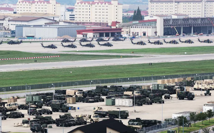Amerikai katonai járművek és a hadsereg Black Hawk helikopterei a pjongtaeki Camp Humphreys bázison 2026. augusztus 19-én – Fotó: YONHAP / AFP