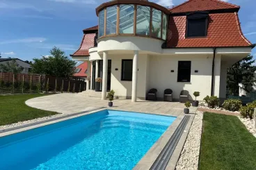 Az év íves üvegfala mögött nyílik panoráma ebben a budaörsi villában