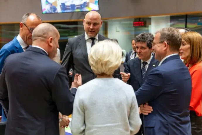 Az utolsó pillanatban alkudozik Bukarest Brüsszellel a közalkalmazotti bérekről, 770 millió euró a tét