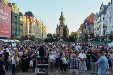„Ellopták a Dominic Fritzre leadott szavazatomat” – magyar molinó is feltűnt a temesvári tüntetésen