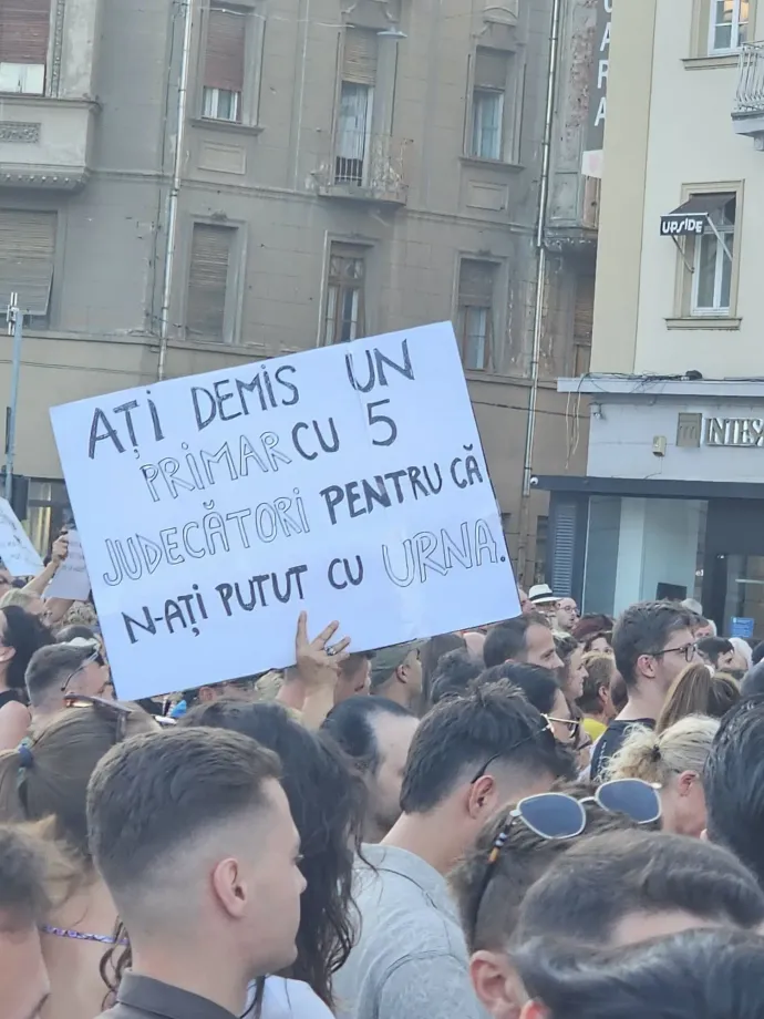 Az egyik molinó üzenete: "Öt bíróval váltottatok le egy polgármestert, mert az urnáknál nem sikerült" – Fotó: Dominic Fritz Facebook-oldala