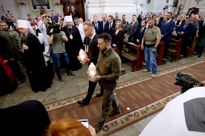Amikor még nem volt a mostanihoz hasonlóan feszült a viszony. Volodimir Zelenszkij ukrán és Andrzej Duda lengyel elnök a volhíniai mészárlás 80. évfordulója alkalmából tartott istentiszteleten a lucki Szent Péter és Pál-székesegyházban 2023. július 9-én – Fotó: Ukrán Elnöki Sajtószolgálat / AFP