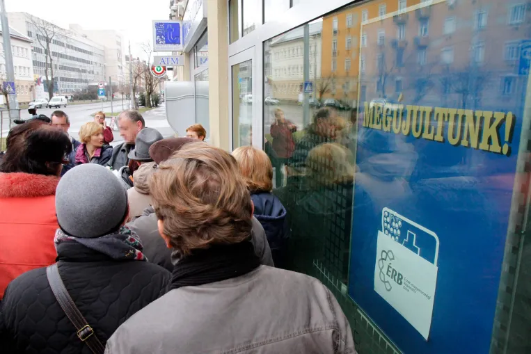 Hiába járna jogerősen 2 millió forint a Buda-Cash-károsultnak, még rajta kérnek számon 7 milliót