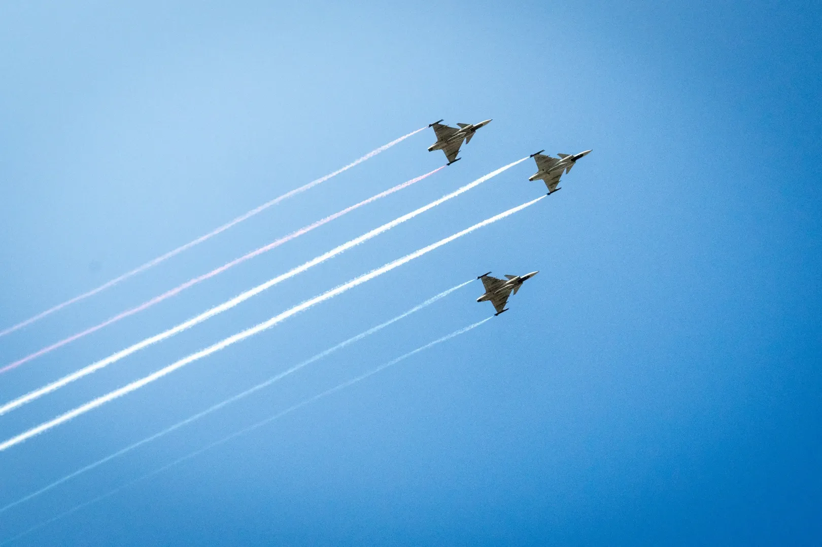 A zászlófelvonás és tisztavatási ceremónia végén három Gripen húzott át a Kossuth tér felett, ezzel kezdődött a légiparádé a Duna felett – Fotó: Alföldi Dániel István / Telex