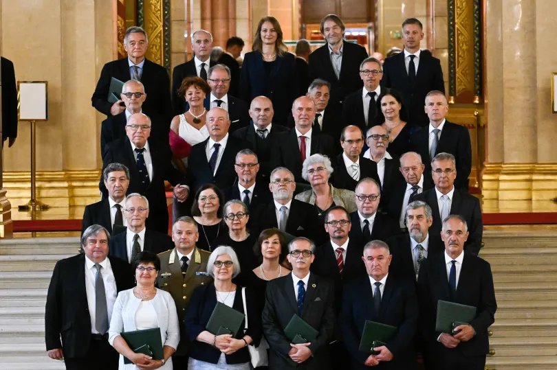 Baka András köztársasági elnök, Magyar Péter miniszterelnök és Forsthoffer Ágnes, az Országgyűlés elnöke állami kitüntetéseket adott át az ünnep alkalmából – Fotó: Hegedüs Róbert / MTI