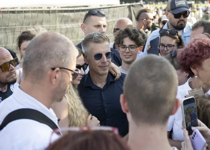 Résztvevők szelfiznek Magyar Péter miniszterelnökkel a Tisza Szigetek országos találkozóján – Fotó: Kovács Márton / MTI