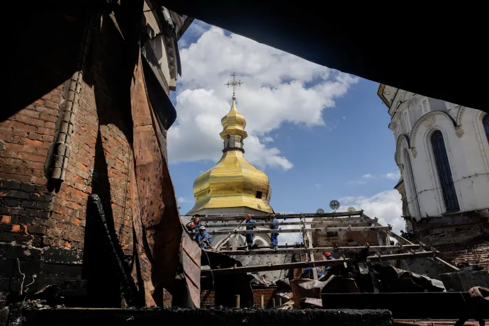Tűzoltók dolgoznak a székesegyház megrongálódott tetején a támadás másnapján – Fotó: Tetiana Dzhafarova / AFP